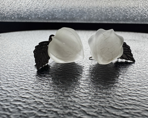 白透かし鬼灯レジンの耳飾り（アンティークゴールド金具