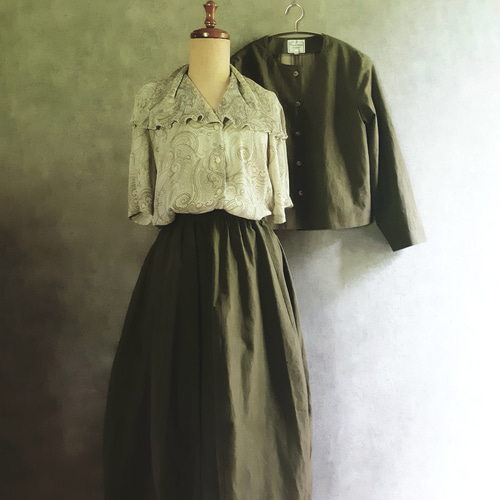 美品 ドゥロワー ノーカラー ダメージ加工 ジャケット カーキ 36 美品 ドゥロワー ノーカラー ダメージ加工 ジャケット カーキ 36