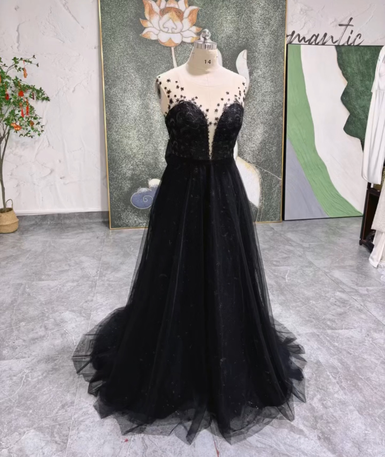 大人気上昇中！セクシー　深めｖネック　黒いカラードレス　ふんわりチュール　短いトレーン　卒業式　カラー変更可能花嫁披露宴