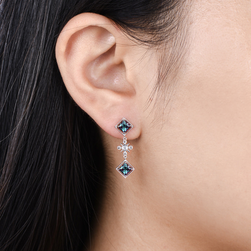 専用です。アレキサンドライト、ローズカットダイヤ、ピアスチャーム 新作】【即納】アレキサンドライト Corundum5.3カラット 11x7mm Pear