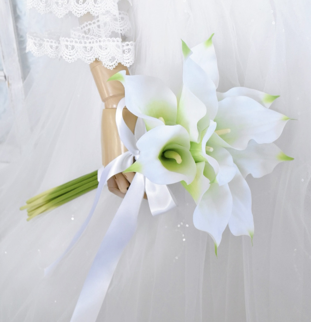 即納OK　カラー・リリーのスタイリッシュアームブーケ（ブトニア付）