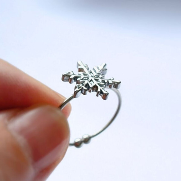 雪のささやき　本物の雪の結晶デザイン　雪の香りの軽やかなギフト　指輪サイズ変更可能 4枚目の画像