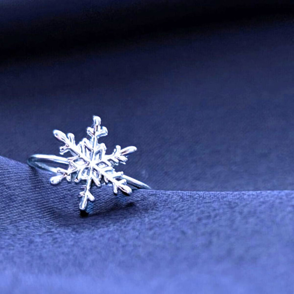 雪のささやき　本物の雪の結晶デザイン　雪の香りの軽やかなギフト　指輪サイズ変更可能 3枚目の画像