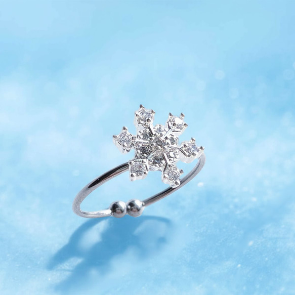 おもてなしの夏の雪　涼をまとう雪の結晶リング（指輪）「雪のささやき」　SNOW BLUEアクセサリー 1枚目の画像