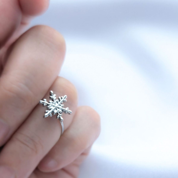 雪のささやき　本物の雪の結晶デザイン　雪の香りの軽やかなギフト　指輪サイズ変更可能 1枚目の画像