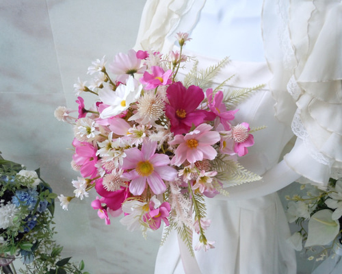 セール特価！◇コスモスのクラッチブーケ◇可愛いピンクカラーの