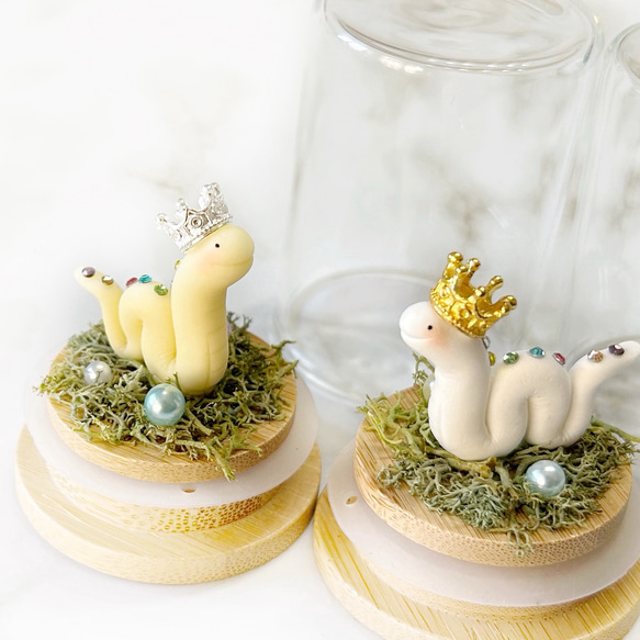 《送料無料》１年中飾られる☆ にっこり 白 ヘビ 2025年 【干支飾り】巳年生まれの方へのプレゼント　縁起物　干支 1枚目の画像