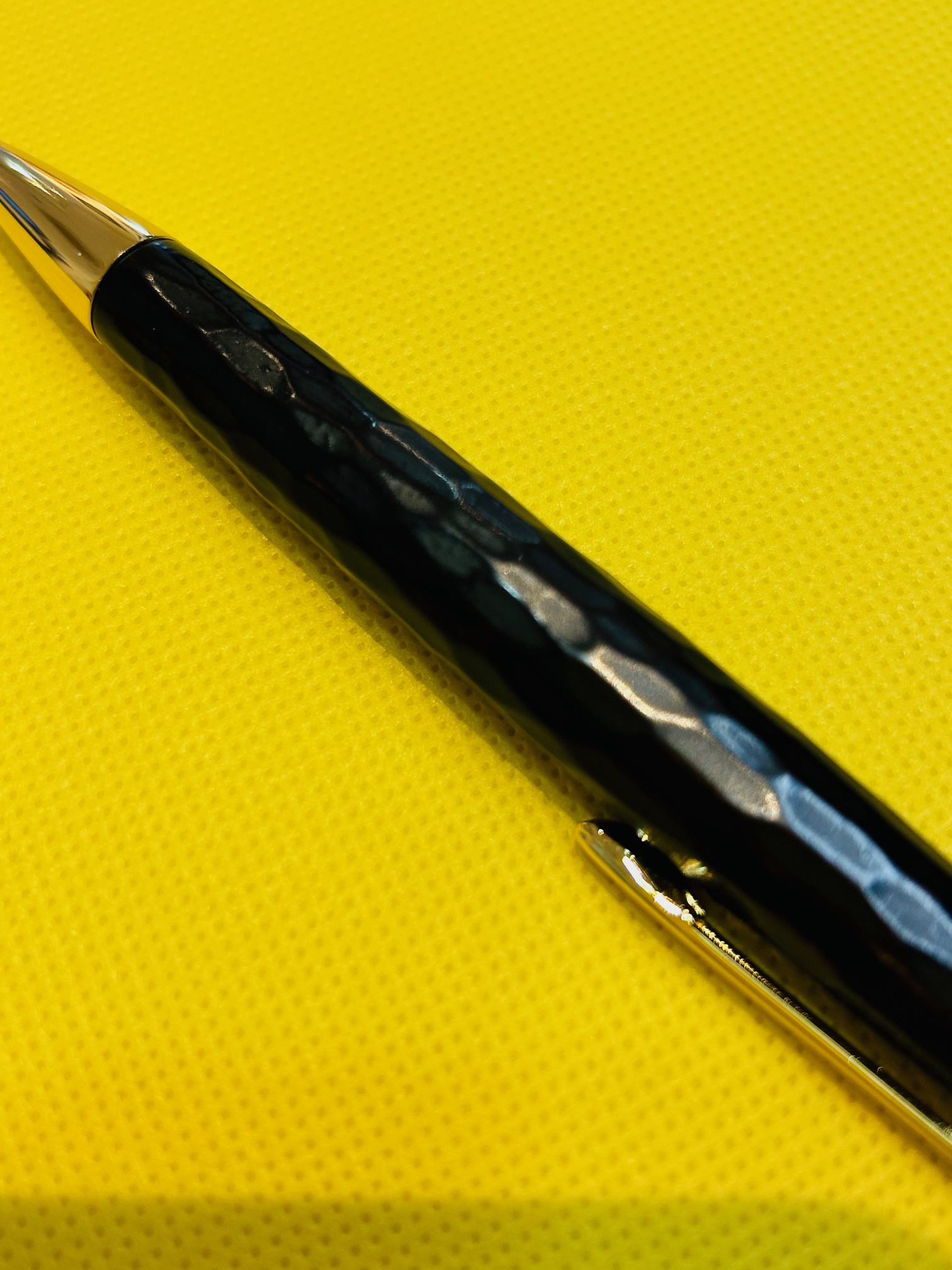 鎌倉彫　ボールペン　刀痕　黒　乾口塗　ゴールド　① 木軸ボールペン　入学祝　就職祝