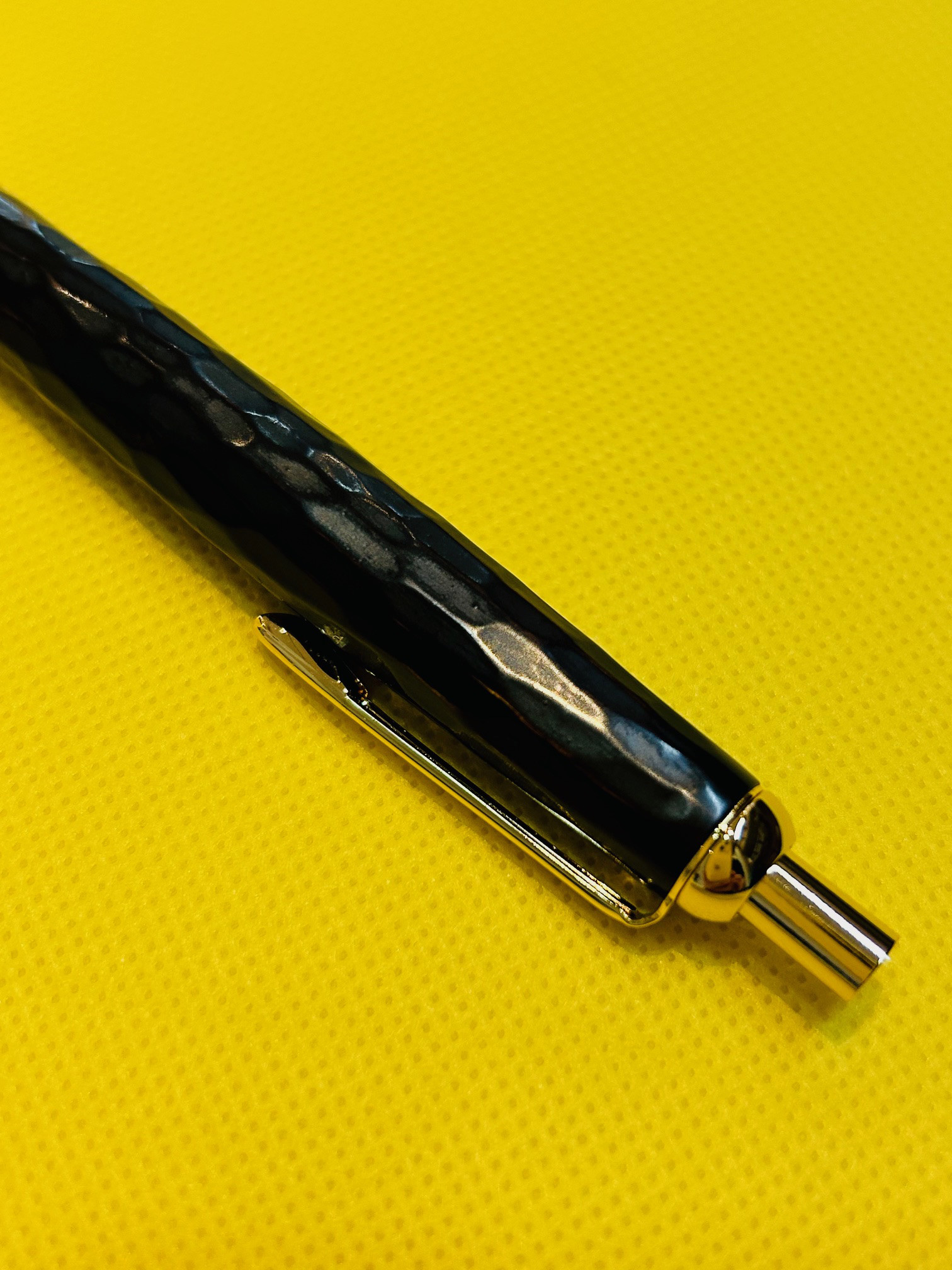 鎌倉彫　ボールペン　刀痕　黒　乾口塗　ゴールド　① 木軸ボールペン　入学祝　就職祝