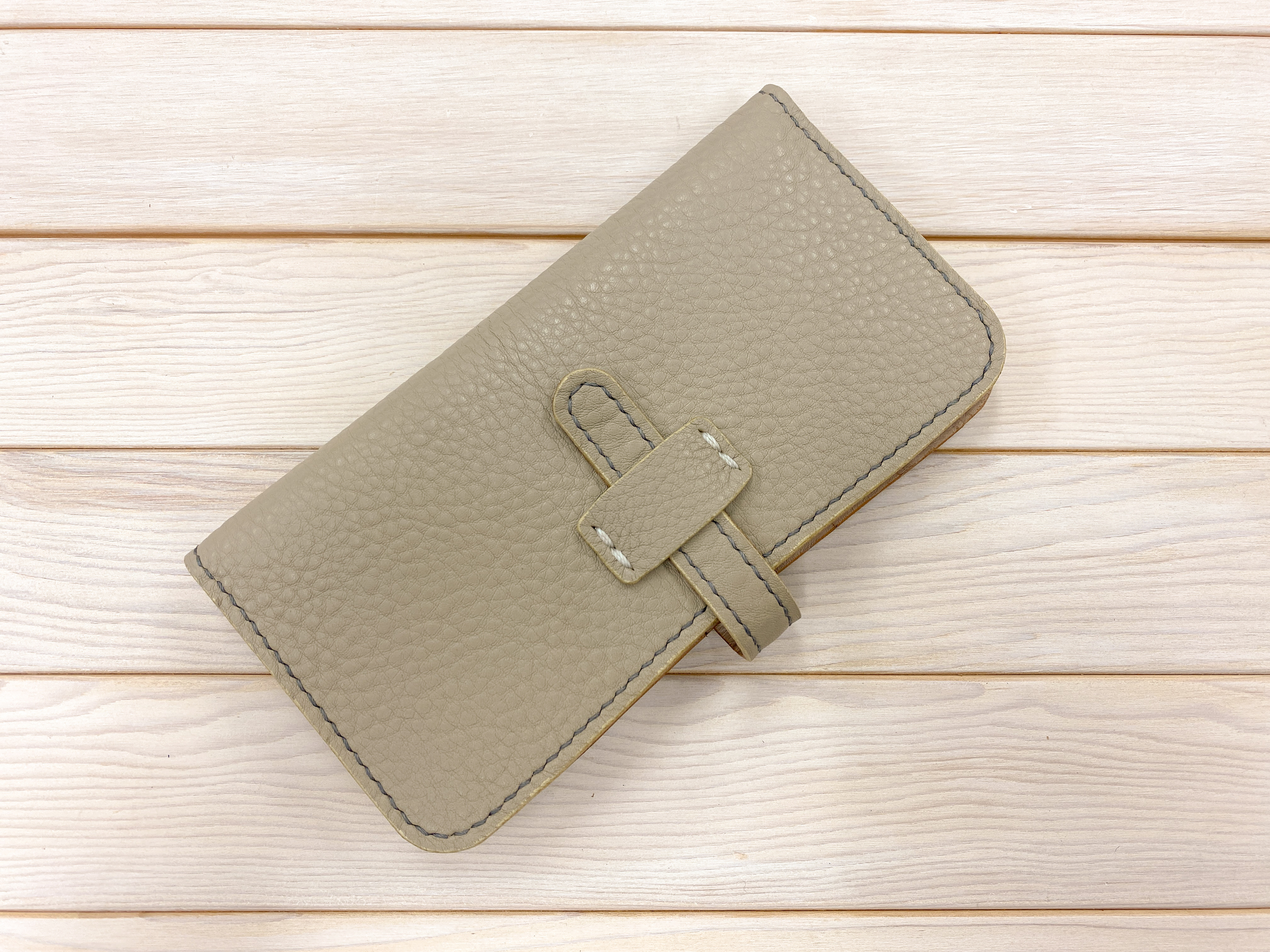 お札サイズのベルト留め長財布