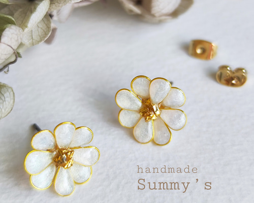 マーガレットのピアス❀（イヤリングに変更可能）パールホワイト