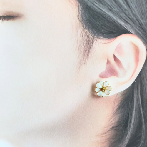 マーガレットのピアス❀（イヤリングに変更可能）パールホワイト  