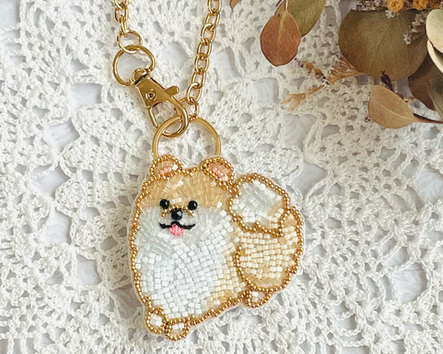 夏におすすめ】キラキラシェル ビーズ刺繍 貝殻 ブローチ(全2色