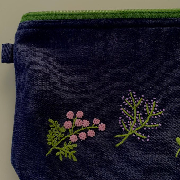 【新作‼️】ミモザ＆ラベンダー大きめポーチ（紺色） 3枚目の画像