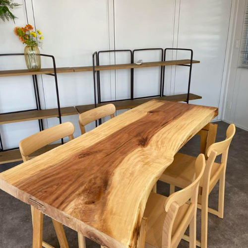 [特大] 栃　一枚板　ダイニングテーブル　新品／未使用　変木　杢あり 赤字です) 栃 一枚板テーブル 杢あり 新品/未使用 ダイニングテーブル