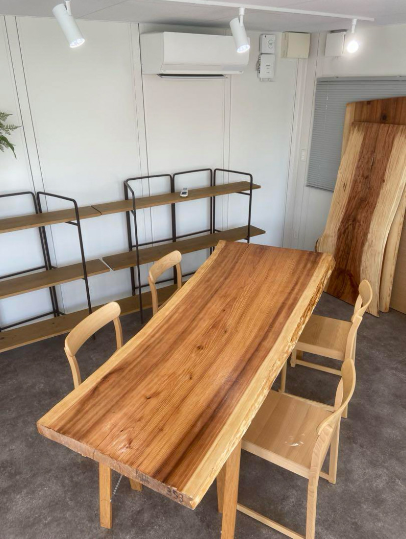 紀州杉　一枚板ダイニングテーブル　新品/未使用　杢あり　木裏 紀州杉 一枚板ダイニングテーブル 新品/未使用 杢あり 木裏 紀州杉