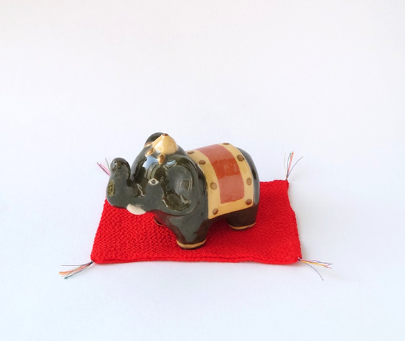 勇ましい表情のインド象 象 ミニ楽置物（敷物付） 陶器 その他置物