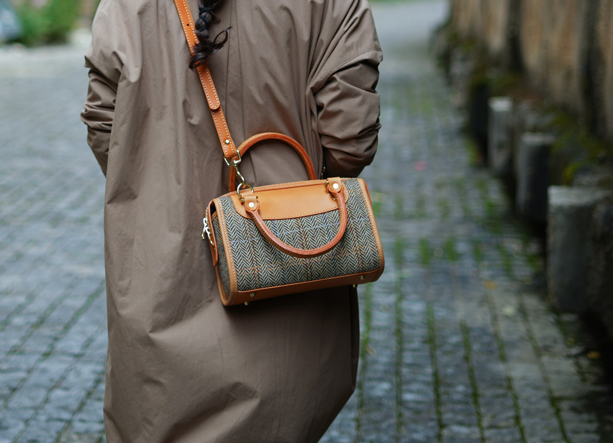 「ウール×革の組み合わせ」小型ボストンバッグ  トートバッグ ショルダーバッグ お出かけにピッタリ 2WAY 中型鞄