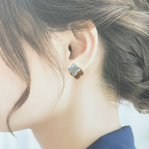 【じばにゃん】＊SALE＊天然ホワイトシェルの大粒枠留めピアス じばにゃん】＊SALE＊天然ホワイトシェルの大粒枠留めピアス