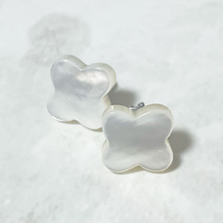 ホワイトシェルのクローバーピアス/イヤリング 四葉 13mm 白蝶