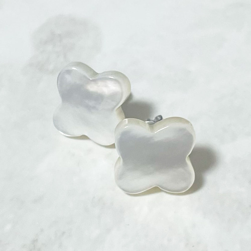 ホワイトシェルのクローバーピアス/イヤリング 四葉 13mm 白蝶
