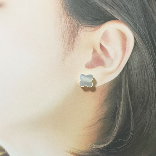ホワイトシェルのクローバーピアス/イヤリング 四葉 13mm 白蝶