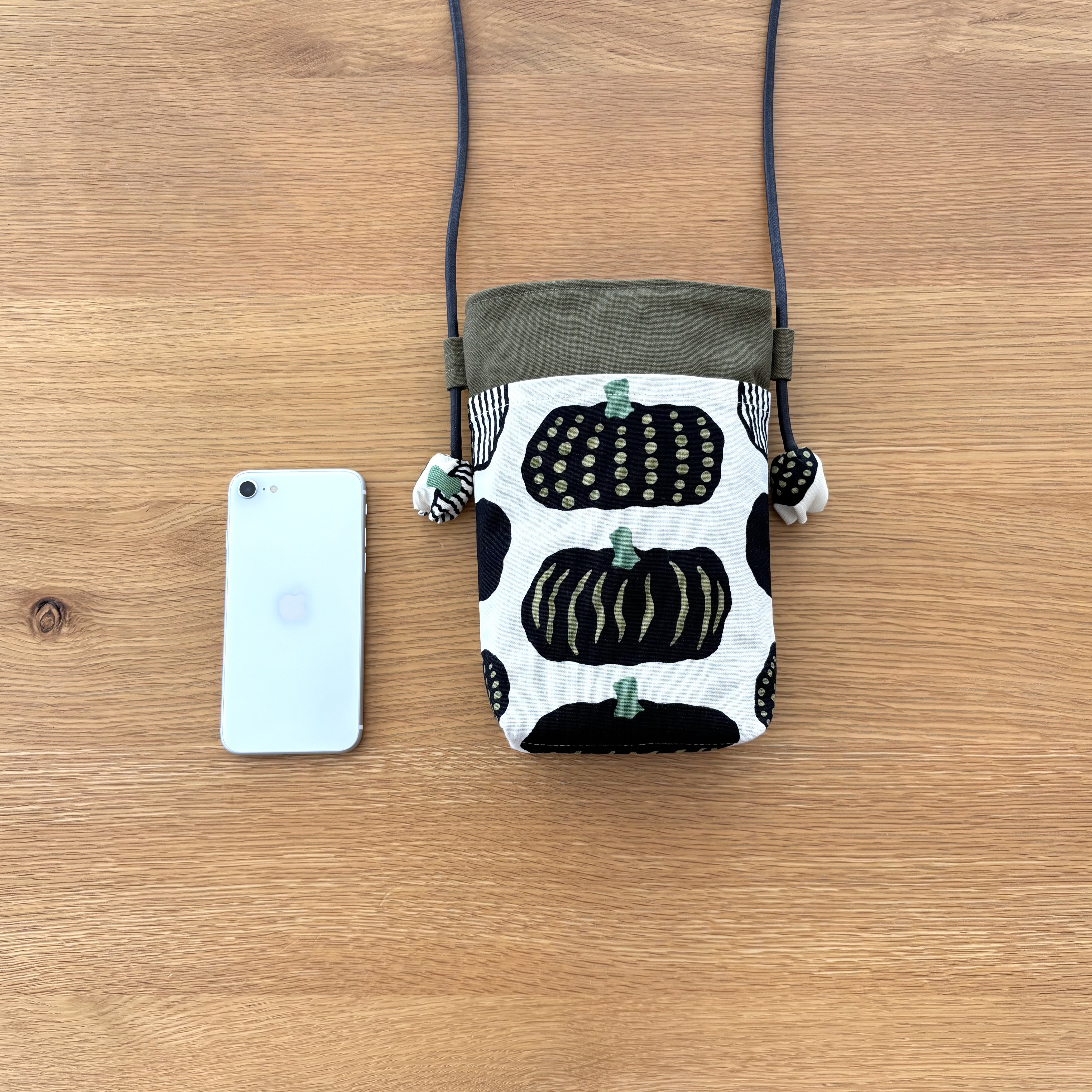 ちょっと大きめＬサイズ　大人のかぼちゃ柄⭐️布製ポシェット【カーキ✖️ブラックパンプキン】お出かけやお散歩のおともに