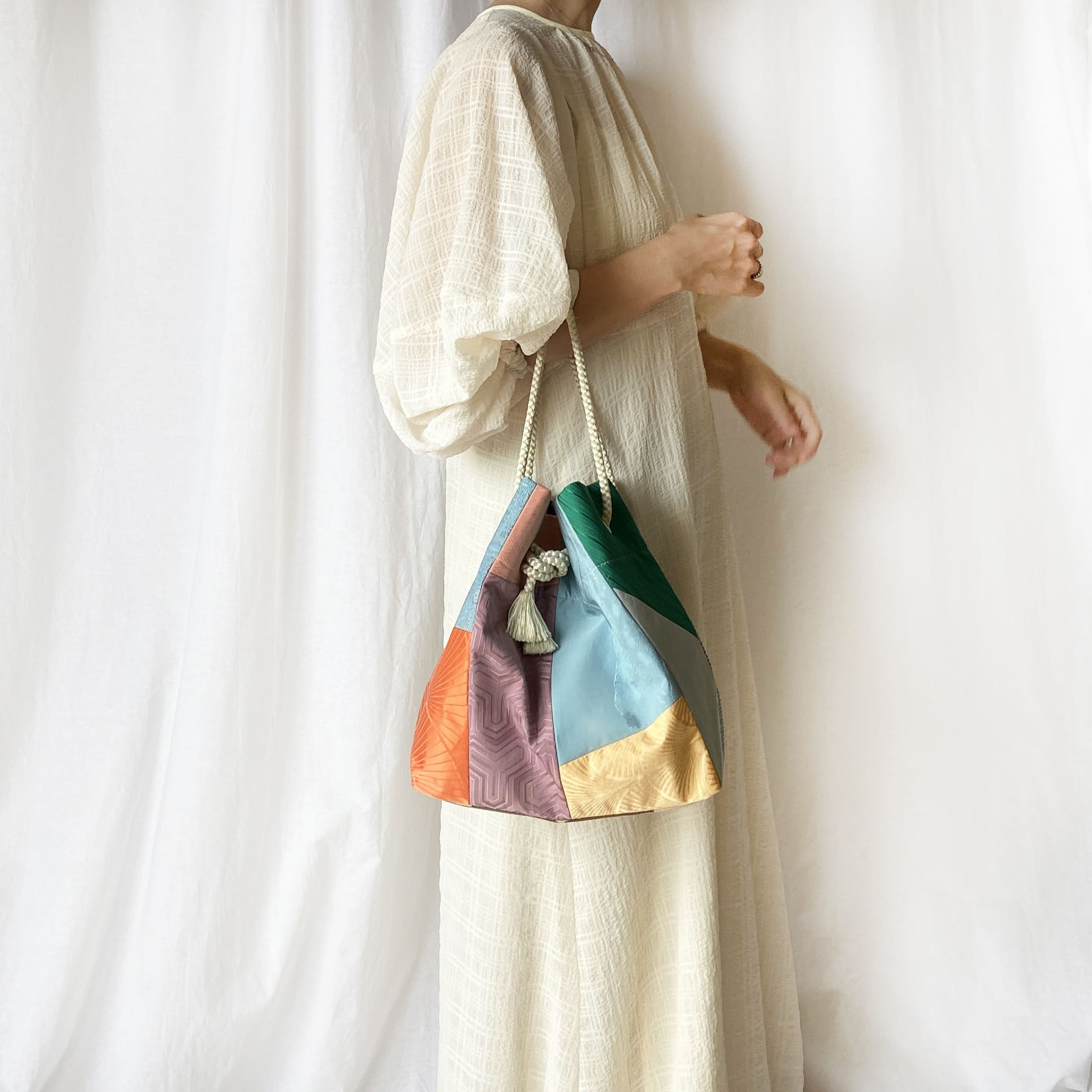 366 帯リメイク　華やかな孔雀のふっくらショルダーバッグ　匿名配送