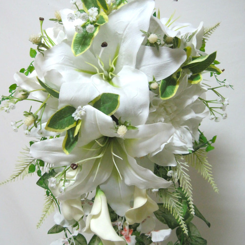 カサブランカのキャスケードブーケ。大人気♪ブートニア付き♪生花