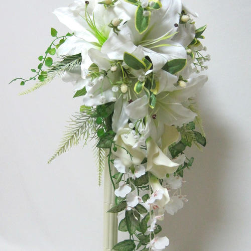 カサブランカのキャスケードブーケ。大人気♪ブートニア付き♪生花