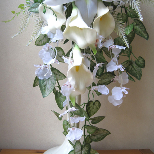 カサブランカのキャスケードブーケ。大人気♪ブートニア付き♪生花