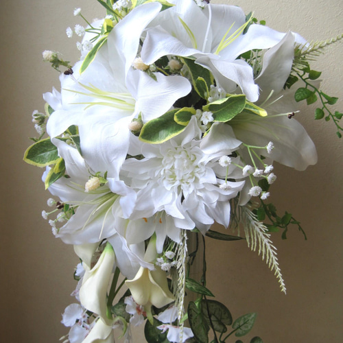 カサブランカのキャスケードブーケ。大人気♪ブートニア付き♪生花