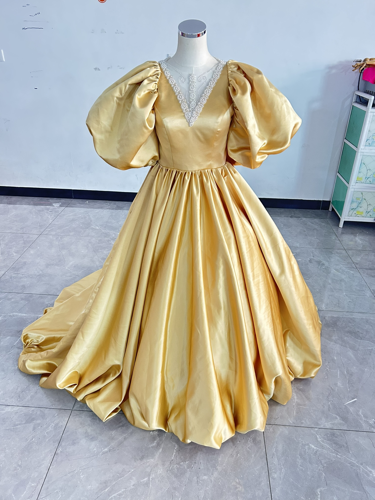 イエロー カラードレス 光沢サテン ランタンスリーブ プリンセスライン キラキラのハンドビーディング 編み上げ 披露宴
