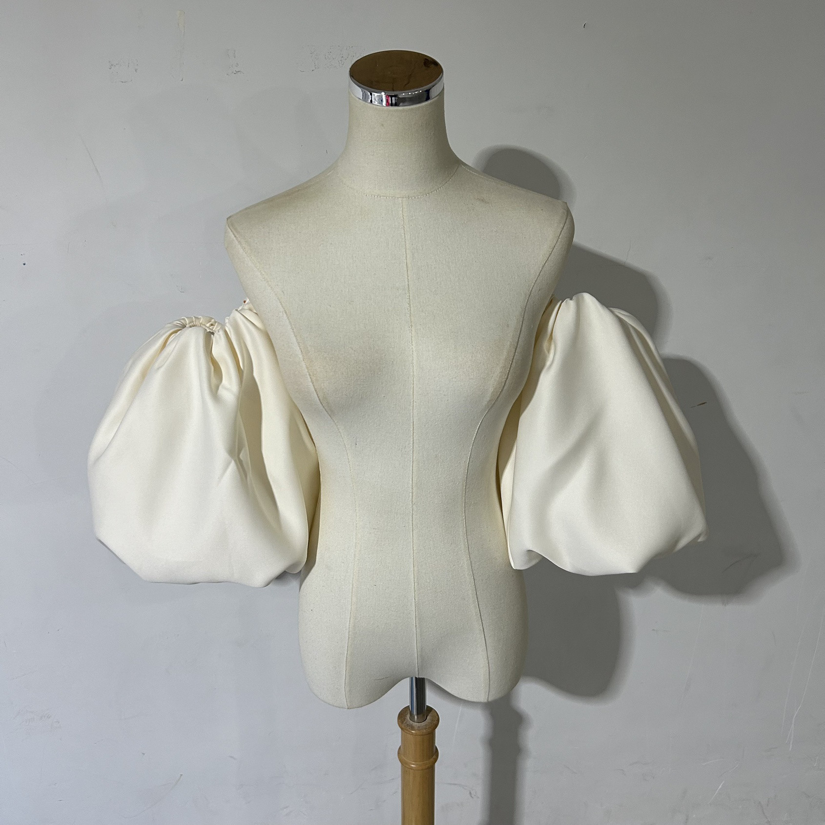 高級サテン アイボリー  取り外し袖 アイボリー ショルダーの付け袖 パフスリーブ オーダー可能 二の腕を隠せるお袖