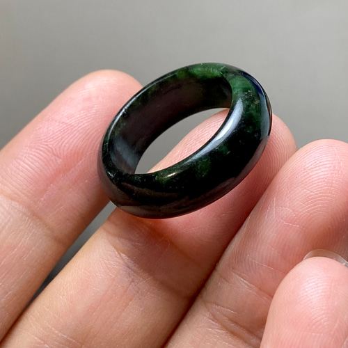 翡翠K14リング　刻印あり L9-65 一点物 墨緑色 14.0号 ミャンマー産天然 A貨 本翡翠 くりぬき