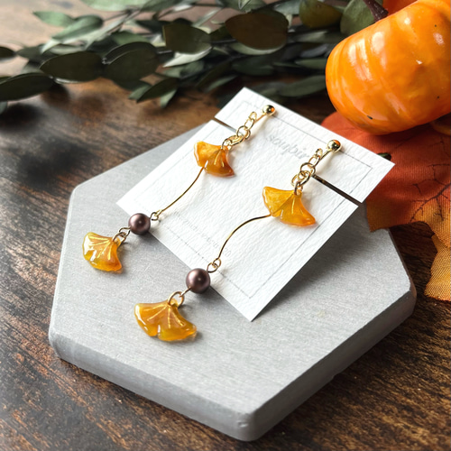 揺れるイチョウのウェーブチャームピアス/イヤリング イヤリング