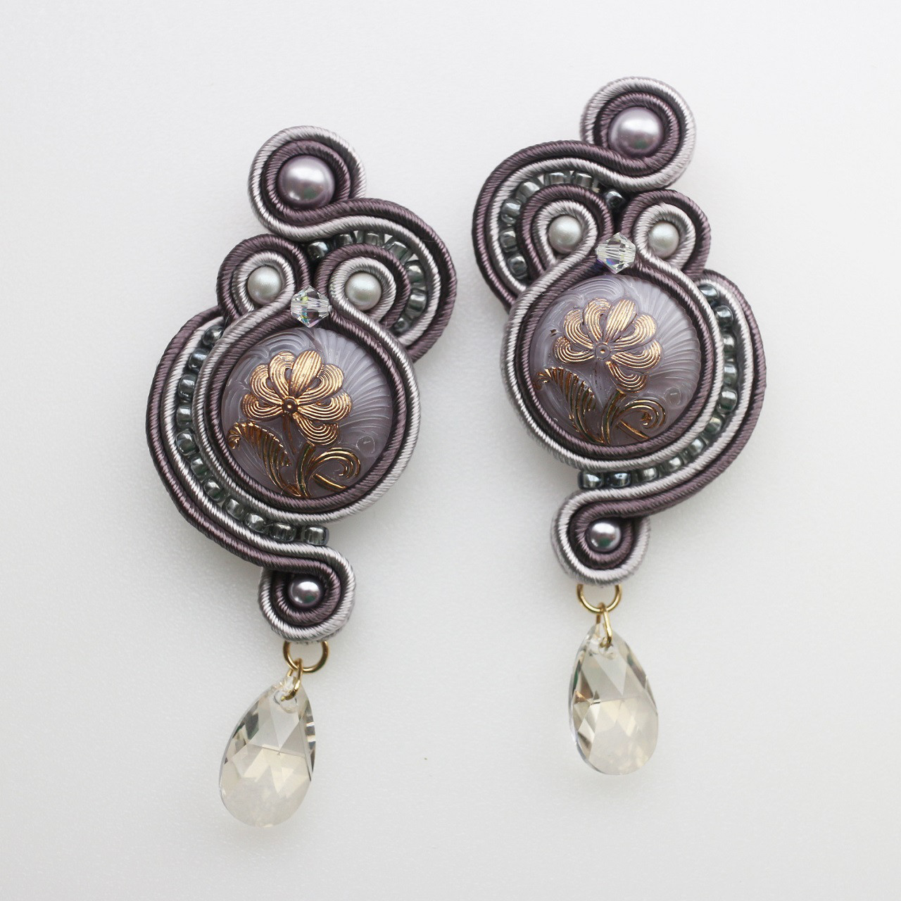 【Annabelle-アナベル-】 ソウタシエ　ピアスorイヤリング　［チェコガラスボタン　グレー系］