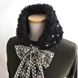 超早割クリスマス✨レースのリボンで結ぶ、ふわふわファー×パールビーズ ネックウォーマー《ブラック》 10枚目の画像