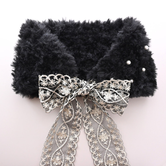 超早割クリスマス✨レースのリボンで結ぶ、ふわふわファー×パールビーズ ネックウォーマー《ブラック》 2枚目の画像