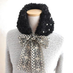 超早割クリスマス✨レースのリボンで結ぶ、ふわふわファー×パールビーズ ネックウォーマー《ブラック》 7枚目の画像