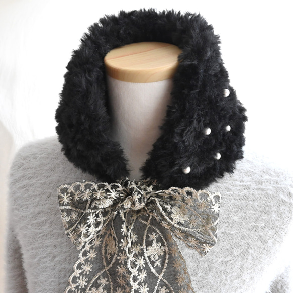 超早割クリスマス✨レースのリボンで結ぶ、ふわふわファー×パールビーズ ネックウォーマー《ブラック》 1枚目の画像