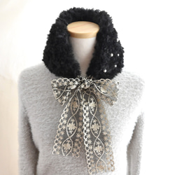 超早割クリスマス✨レースのリボンで結ぶ、ふわふわファー×パールビーズ ネックウォーマー《ブラック》 3枚目の画像