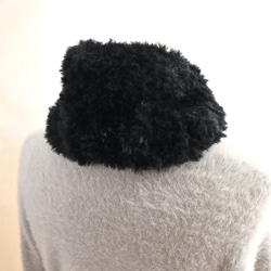 超早割クリスマス✨レースのリボンで結ぶ、ふわふわファー×パールビーズ ネックウォーマー《ブラック》 4枚目の画像