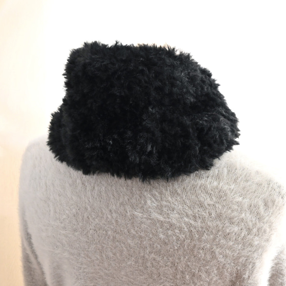 超早割クリスマス✨レースのリボンで結ぶ、ふわふわファー×パールビーズ ネックウォーマー《ブラック》 4枚目の画像