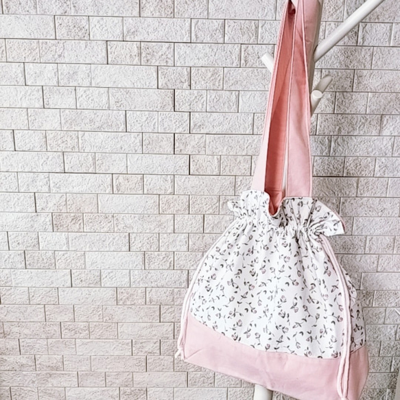 こちらは専用ページになります。リバティ生地の巾着ショルダーバッグMサイズ こちらは専用ページになります。リバティ生地の巾着ショルダー