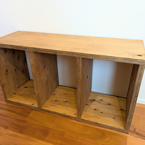 針葉樹合板で出来た本棚【北海道札幌市の方は配送無料】 針葉樹合板で出来た本棚【北海道札幌市の方は配送無料】