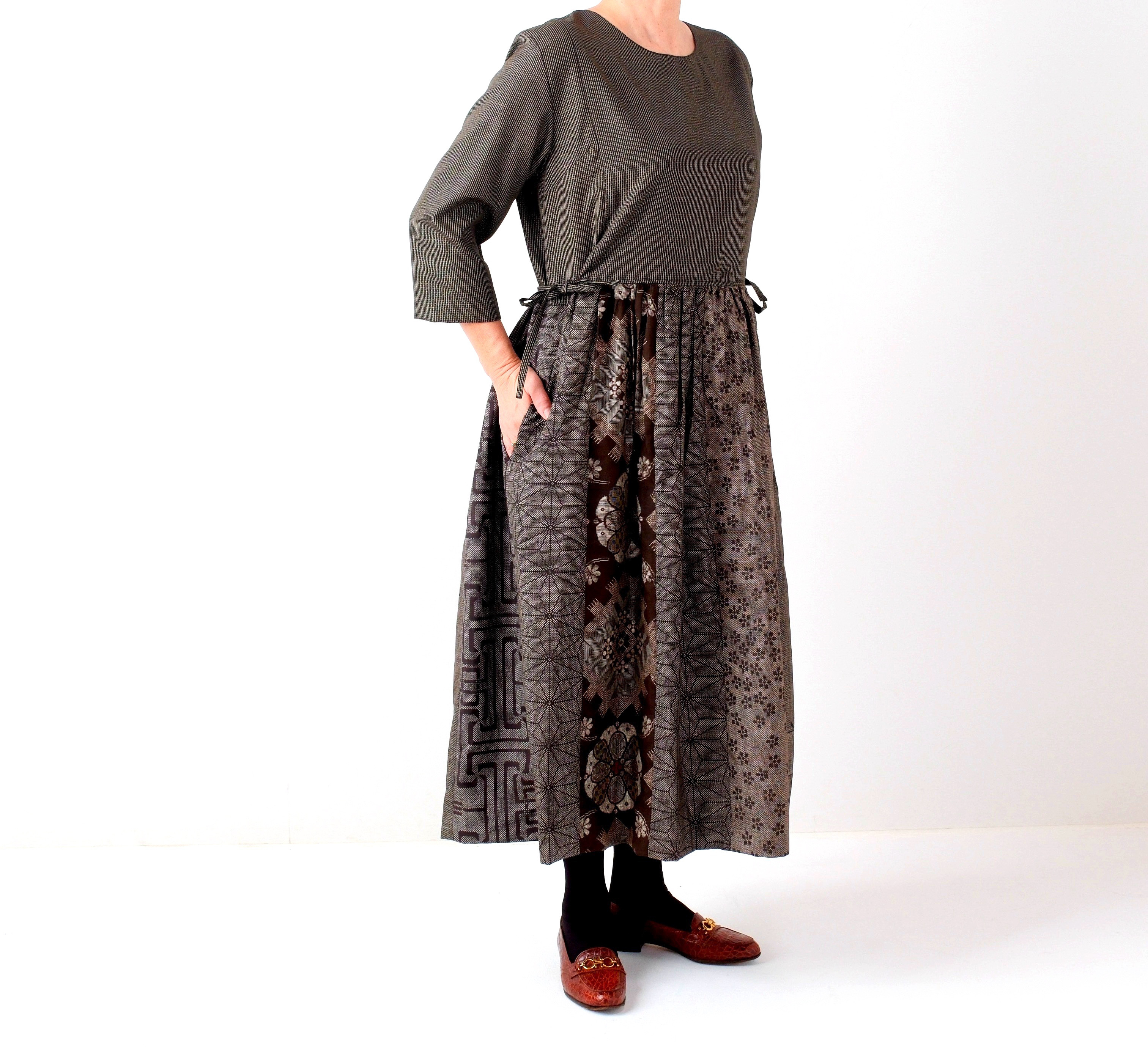 ★着物リメイク★　大島紬　フリル袖のゆったりワンピ　華やかな菊 ☆着物リメイク☆ 大島紬 フリル袖のゆったりワンピ 華やかな菊