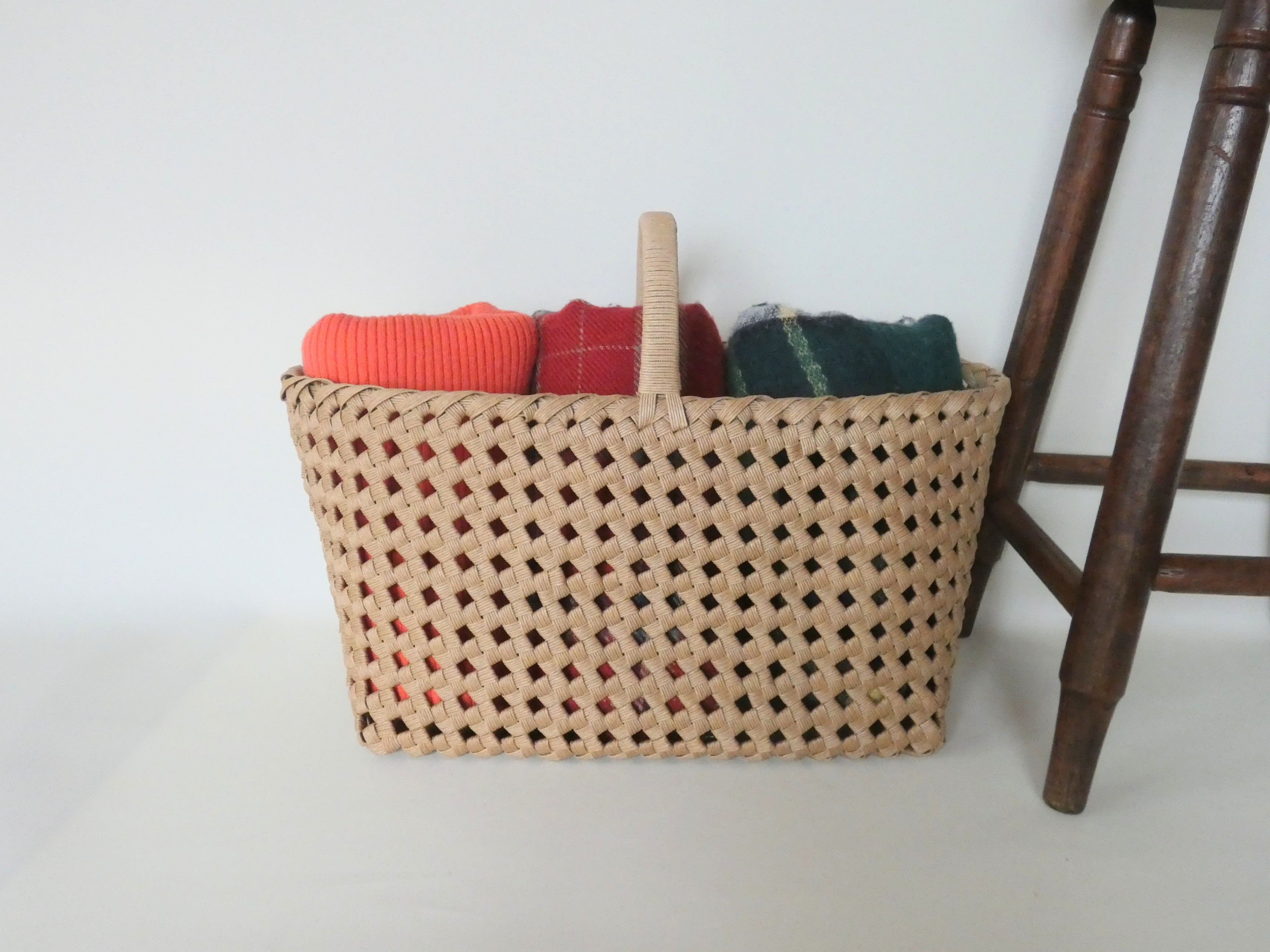 リビングの荷物かご  (買い物かご、雑誌、ブランケット、タオル収納)横長