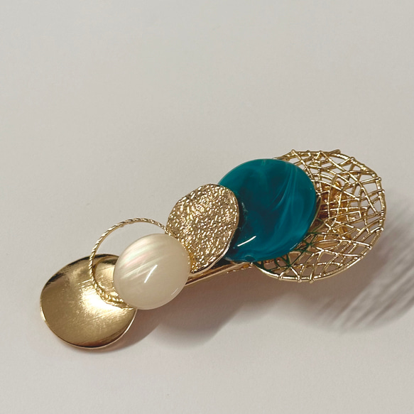 【送料無料】ぷっくりビーズと透かしゴールド ヘアクリップ 3枚目の画像