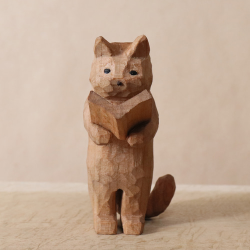 木彫り 猫 木製 置物 キノコの本を熱心に立ち読みする猫」木彫り 木製 ネコの置物（木材